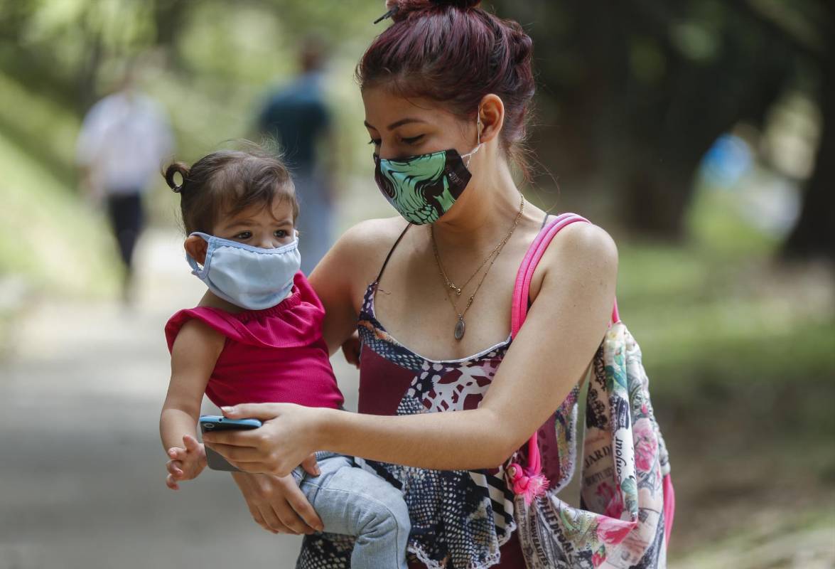 Los niños en la semana podrán salir tres veces de su casa por espacio de 30 minutos, siempre acompañados de un adulto responsable. Foto Manuel Saldarriaga Quintero.