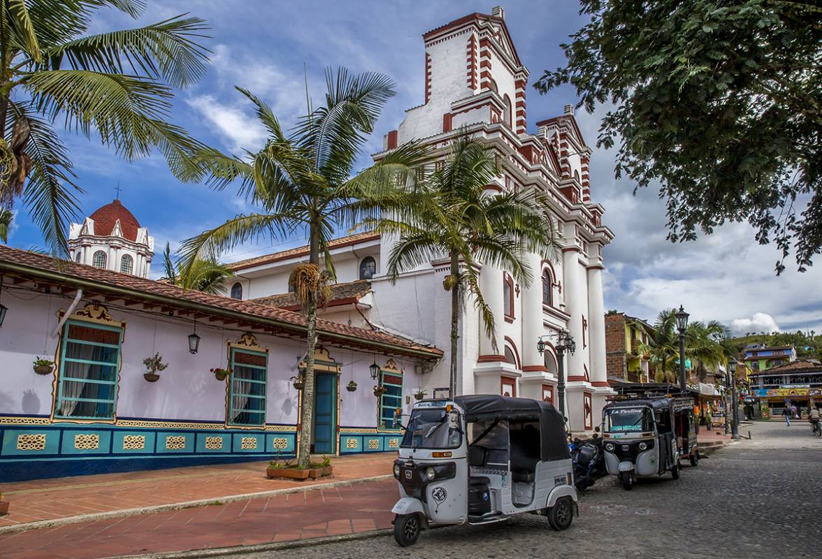 Las motoratones que prestan el servicio de transporte tanto a visitantes como residentes permaneces parqueadas en el parque principal del Municipio. Foto Juan Antonio Sánchez Ocampo 