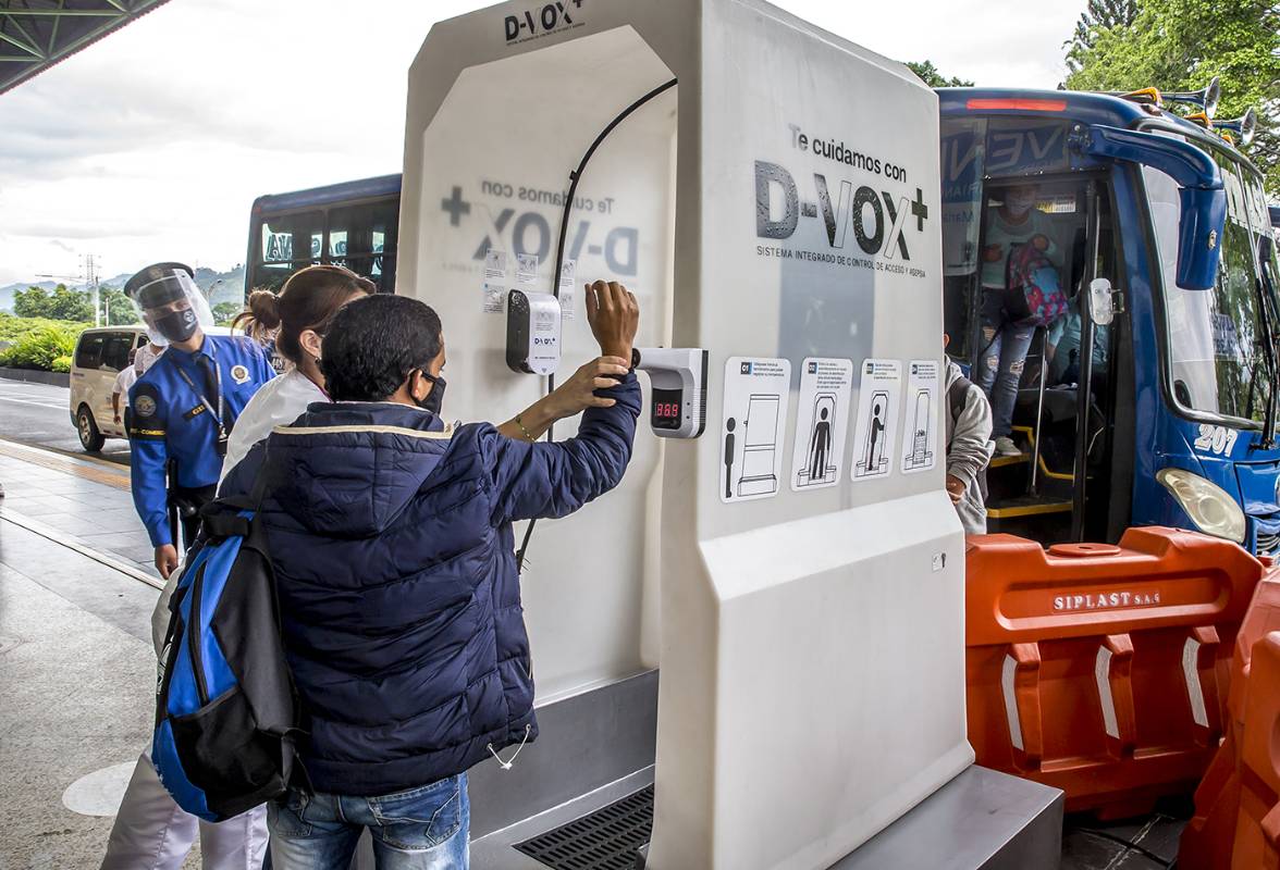 El abordaje en los vehículos será de atrás hacia adelante; la desinfección de zapatos, manos y equipaje será obligatoria antes de iniciar cada trayecto; y se promoverá que los viajeros lleven alcohol antiséptico y gel antibacterial. Foto Juan Antonio Sánchez Ocampo 