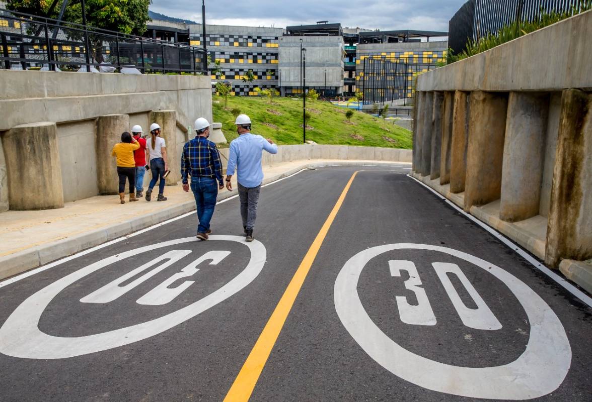 La infraestructura física de este proyecto, ubicado entre las comunas 12 y 13, tiene un avance de obra del 99 %. La componen 14 edificios, con 16 aulas convencionales y 18 aulas multipropósito. Sus instalaciones tienen equipamiento de alta tecnología y laboratorios. También se construyeron zonas deportivas y gimnasio al aire libre, además posee espacios flexibles que pueden cambiarse según la necesidad académica de la comunidad. FOTO JUAN ANTONIO SÁNCHEZ