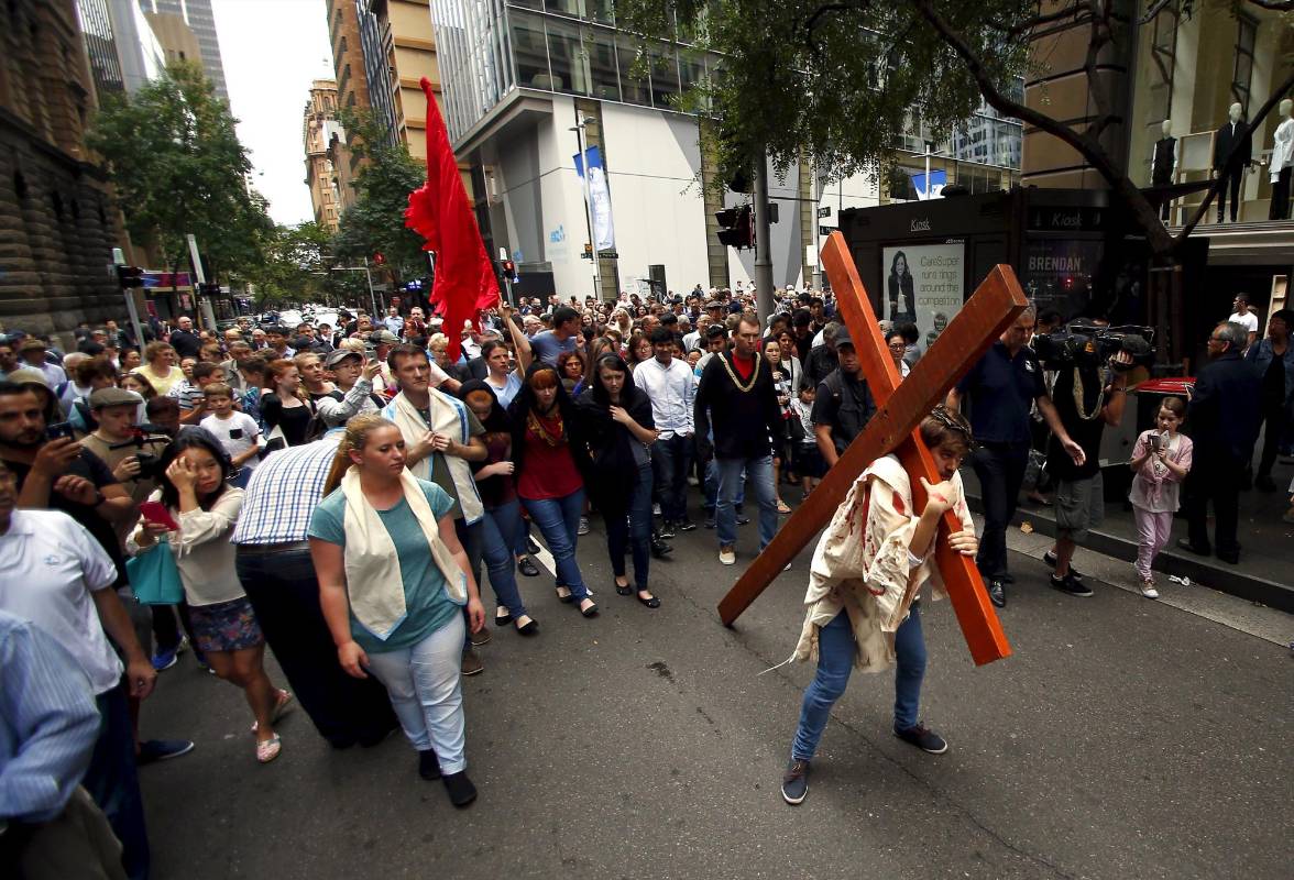 El actor, Brendan Paul, se prestó para representar a Jesucristo durante el viacrucis realizado por las principales calles de Sidney (Australia). FOTO REUTERS