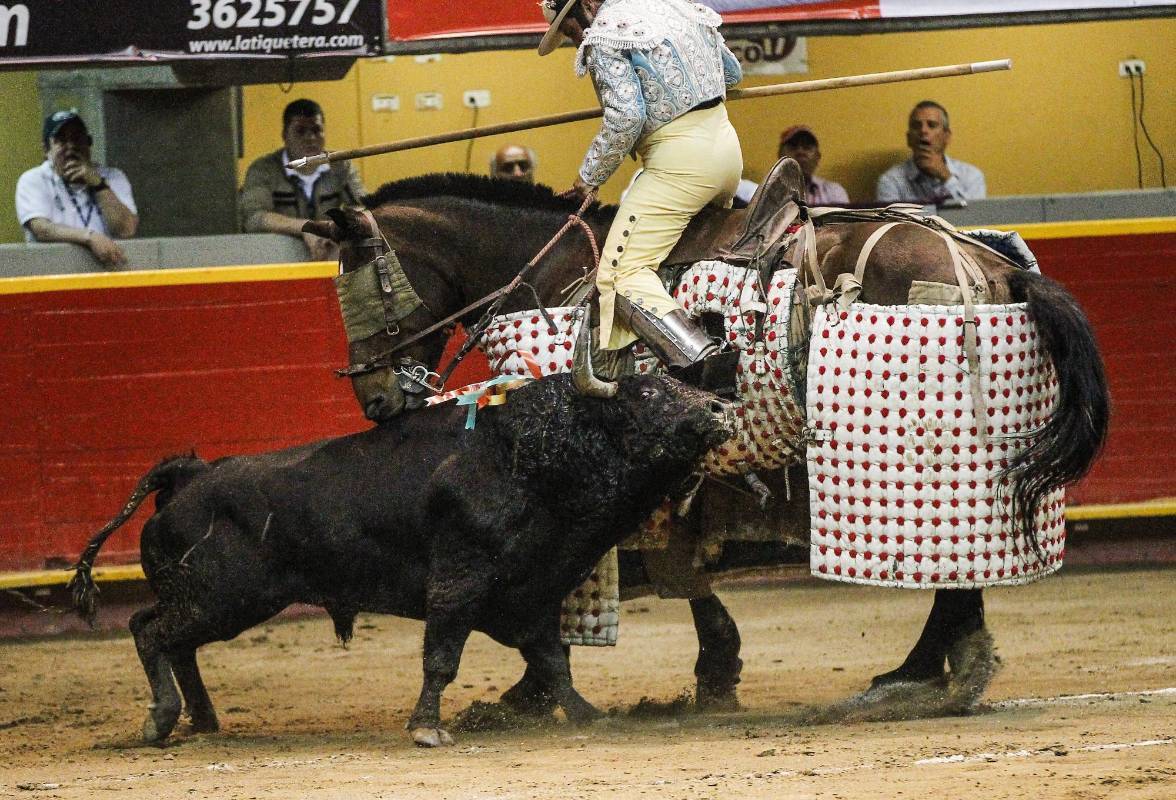Por el único resquicio posible el toro le clavó el pitón al caballo. FOTO JAIME PÉREZ