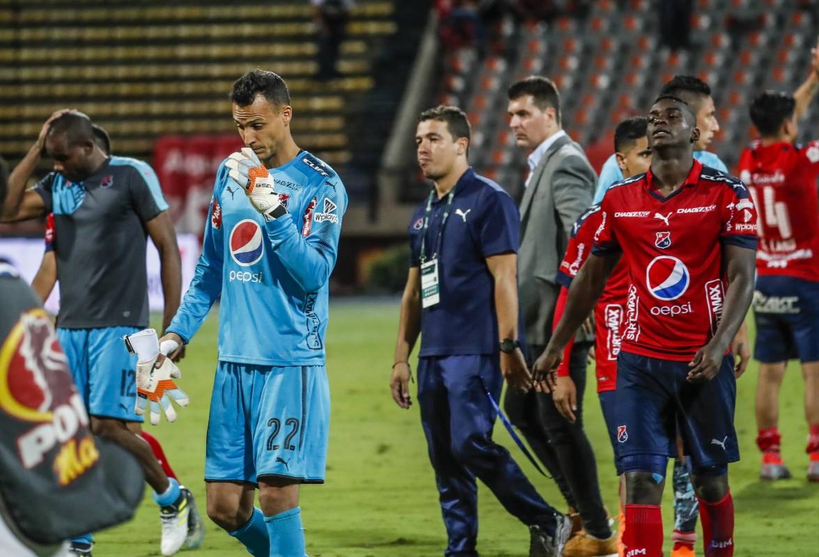 Jugadores y cuerpo técnico salen de la gramilla con la derrota en sus caras. Foto: Robinson Sáenz Vargas