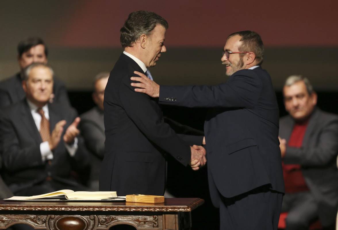 El Jefe de Estado y el líder de las Farc volvieron a estrechar sus manos. FOTO AP