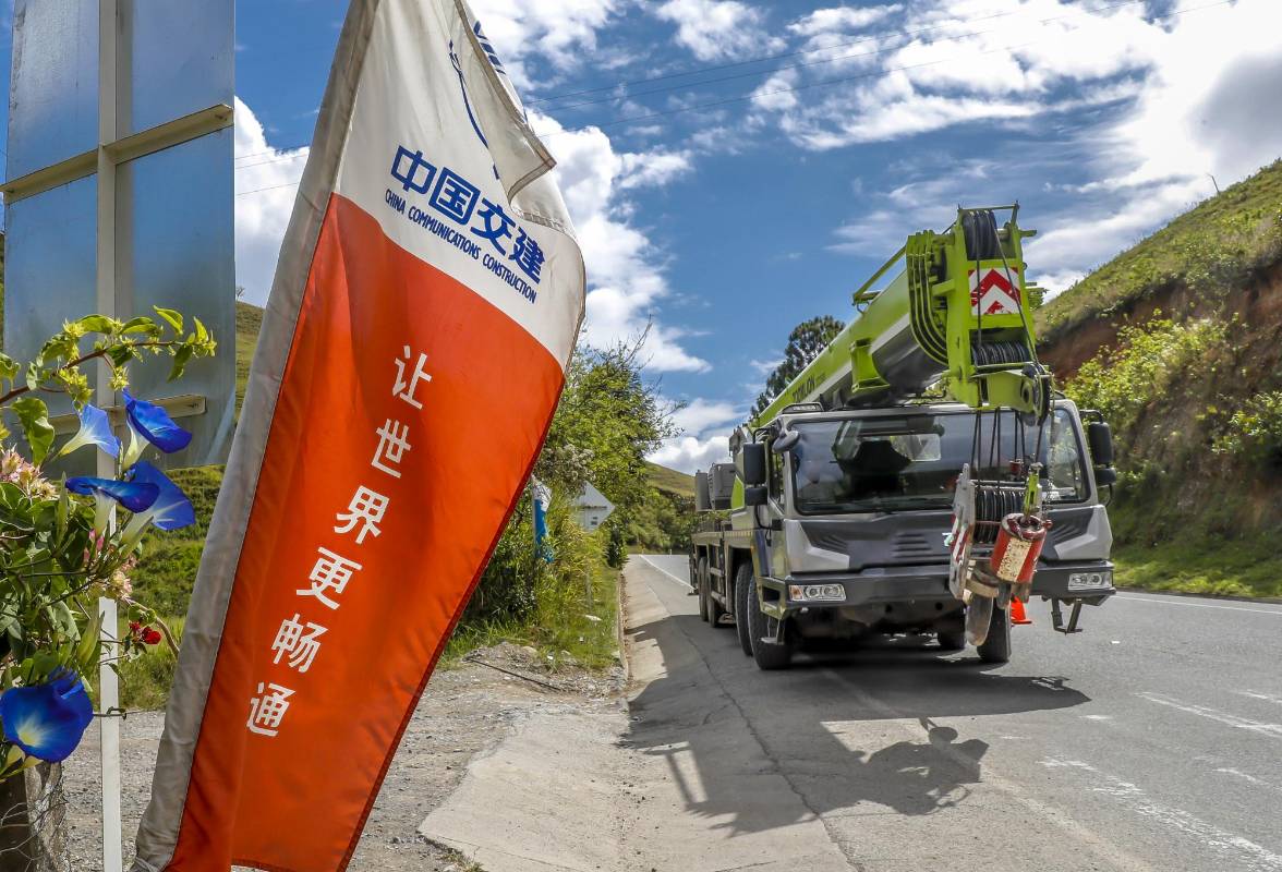Las volquetas, retroexcavadoras, plantas de asfalto, equipos de pavimentación llegaron directamente de China. Foto Juan Antonio Sánchez Ocampo 