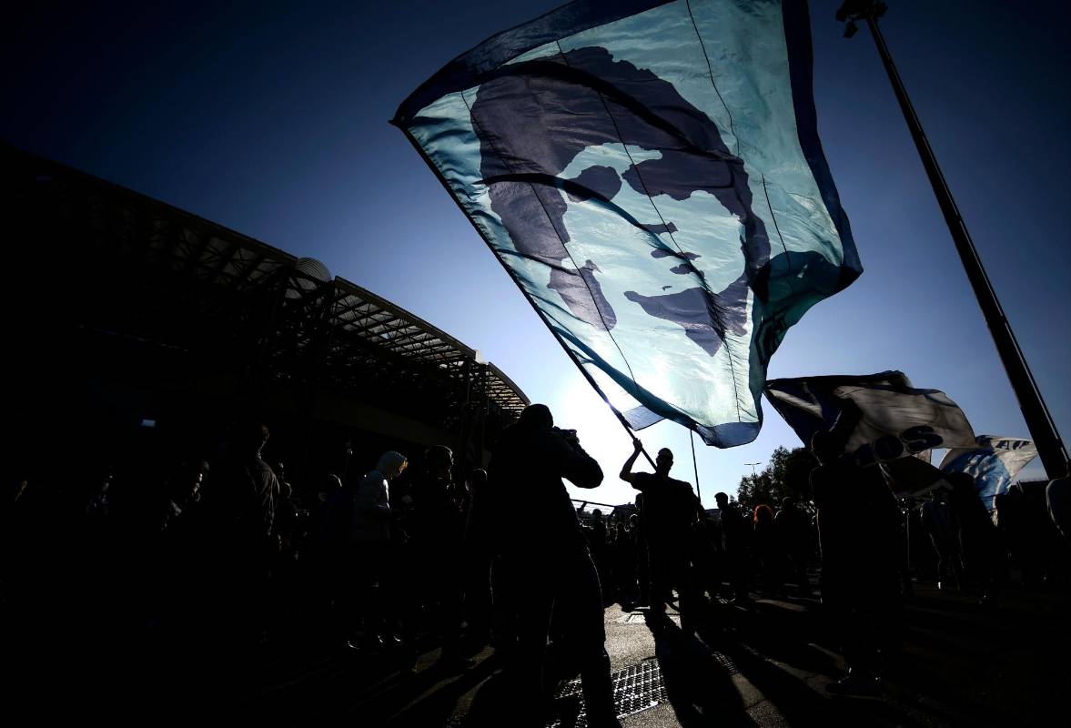 Fanáticos en el mundo le rindieron tributo a la leyenda del fútbol argentino Diego Armando Maradona enterrado en las afueras de Buenos Aires. El cortejo fúnebre recorrió unos 40 km desde la Casa Rosada, sede del Ejecutivo, donde se realizó la velación. Foto: AFP