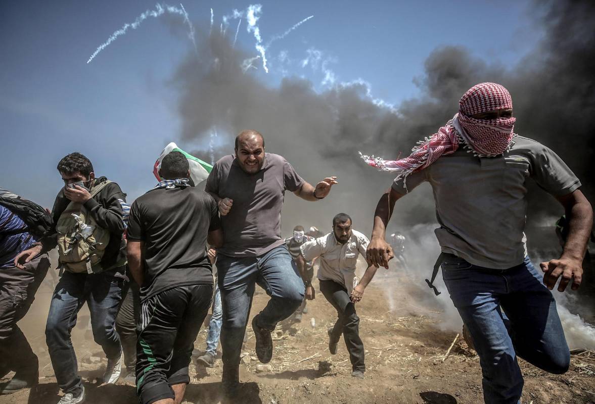 Luego del anuncio de Estados Unidos de abrir una embajada en Jerusalén, cientos de palestinos iniciaron protestas en la franja de Gaza, lo que llevó a una represión con armas letales del ejército israelí que ya deja más de 58 muertos y 2.700 heridos por las balas. Foto: EFE