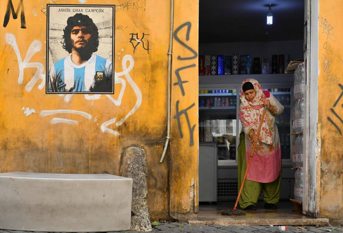 Fanáticos en el mundo le rindieron tributo a la leyenda del fútbol argentino Diego Armando Maradona enterrado en las afueras de Buenos Aires. El cortejo fúnebre recorrió unos 40 km desde la Casa Rosada, sede del Ejecutivo, donde se realizó la velación. Foto: AFP