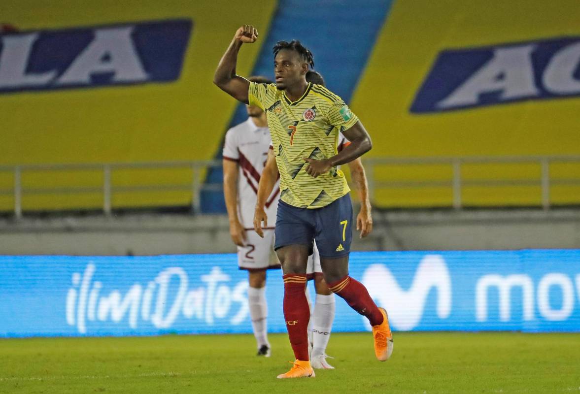 Una excelente actuación de Duván Zapata contribuyo a la victoria en el debut colombiano. Foto: AFP