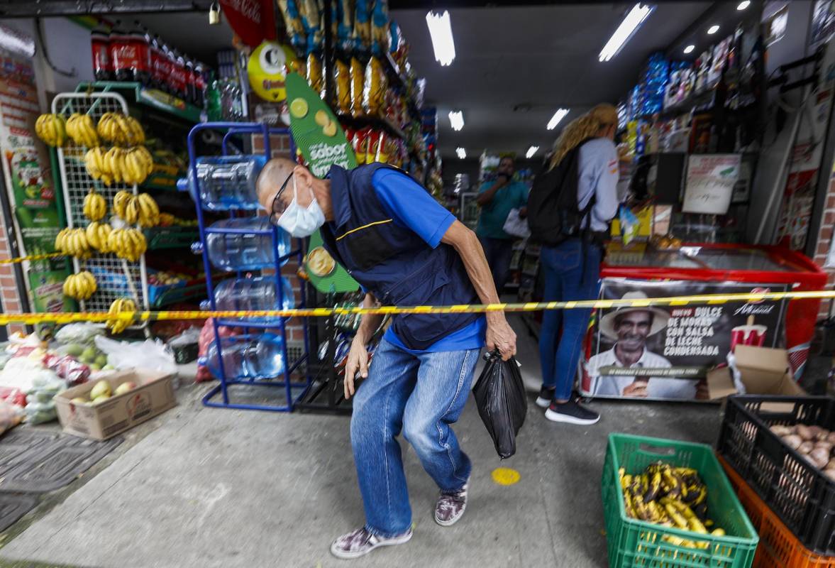 Los grandes supermercados y las tiendas de barrio se transformaron en medio de la pandemia para cuidar a sus clientes y poder sobrevivir económicamente. El domicilio es una de las claves. Foto: Manuel Saldarriaga Quintero.