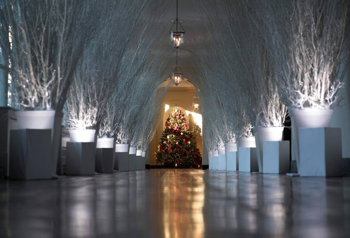 El corredor de la planta superior está decorado con más de dos decenas de árboles con nieve simulada. FOTO AFP