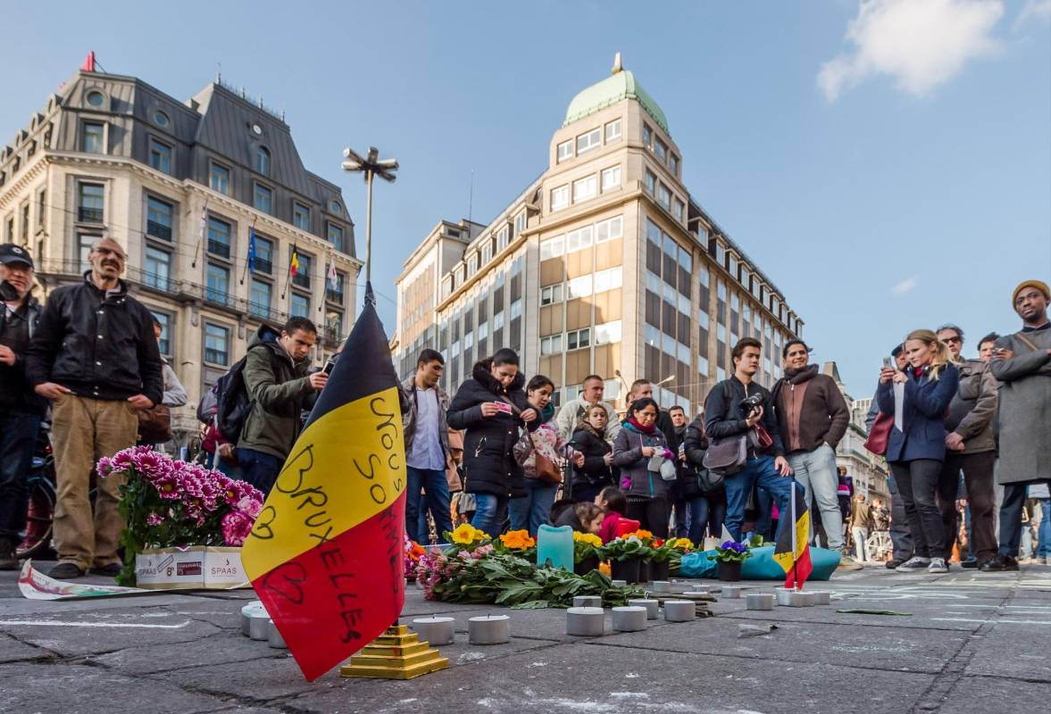 Bélgica elevó su nivel de alerta a grado más alto, desvió trenes y autobuses con destino a la ciudad y ordenó a la población que se quedara dónde estaba. Los aeropuertos de toda Europa reforzaron de inmediato su seguridad. FOTO AP