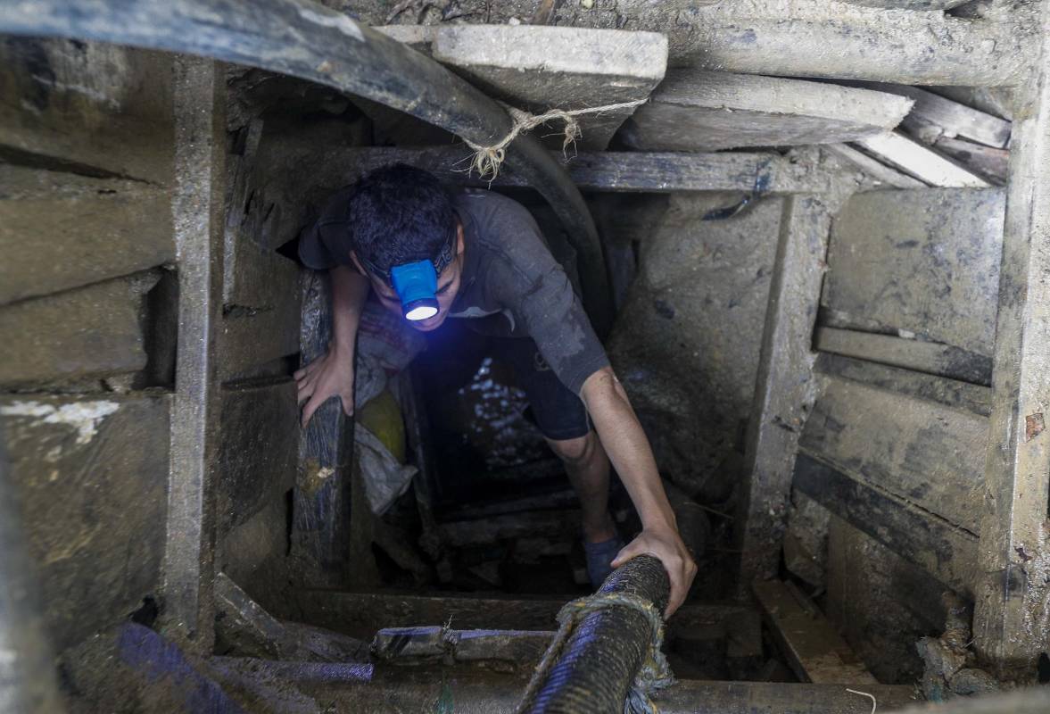A orillas del río Medellín, en el municipio de Barbosa, algunas personas extraen de forma artesanal el mineral que les da el sustento para ellos y sus familias en esta época de crisis económica por el Covid - 19. Foto: Manuel Saldarriaga Quintero.