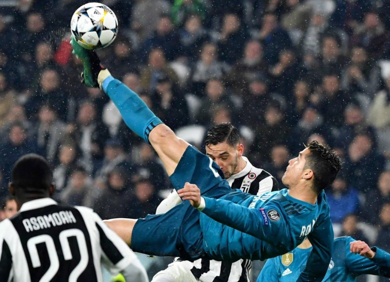 El 3 de abril de 2018, Cristiano Ronaldo, que jugaba para el Real Madrid, logró una chilena en la que impactó el balón a una altura de 2,38 metros y estiró su pierna 97 centímetros. FOTO AFP