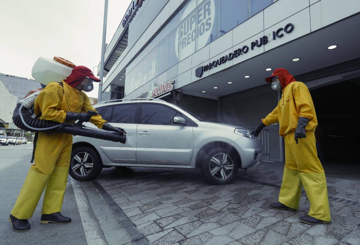 De manera cuidadosa y aplicando los controles de seguridad, en la cuidad de Medellín, aun en época de cuarentena por el covid-19, los centros comerciales Gran Plaza, Oviedo y el Mall de la Frontera, abrieron sus puertas para las personas que desean ir de compras en sus almacenes. Foto: Manuel Saldarriaga Quintero