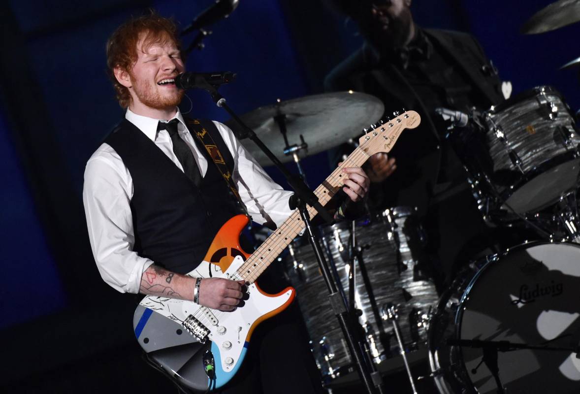 Ed Sheeran cantó en la entrega de los Grammy. FOTO AP
