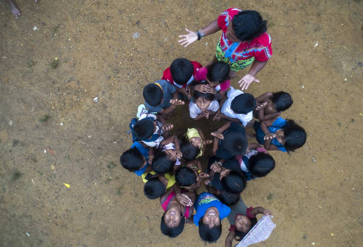 Las ráfagas de los fusiles iluminaron la noche en medio de insultos demenciales, los niños comenzaron a llorar en el interior de los tambos. Foto: Manuel Saldarriaga Quintero