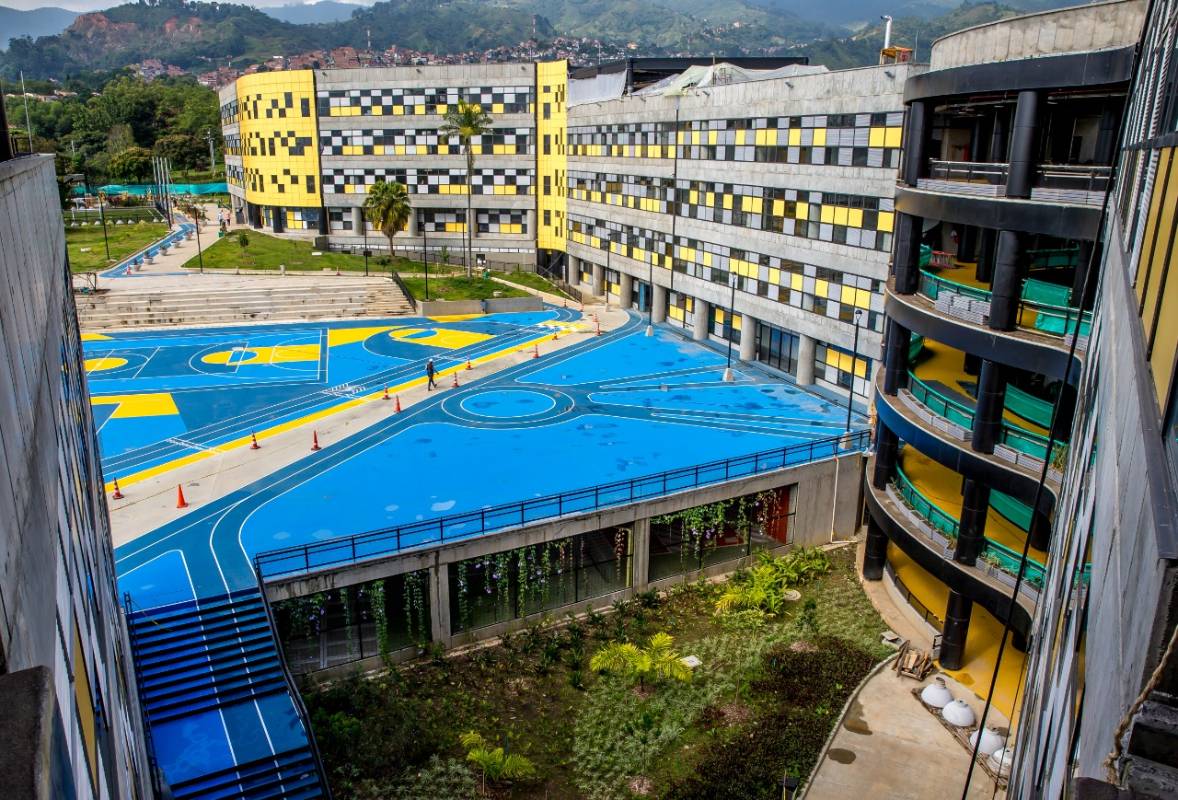 La infraestructura física de este proyecto, ubicado entre las comunas 12 y 13, tiene un avance de obra del 99 %. La componen 14 edificios, con 16 aulas convencionales y 18 aulas multipropósito. Sus instalaciones tienen equipamiento de alta tecnología y laboratorios. También se construyeron zonas deportivas y gimnasio al aire libre, además posee espacios flexibles que pueden cambiarse según la necesidad académica de la comunidad. FOTO JUAN ANTONIO SÁNCHEZ
