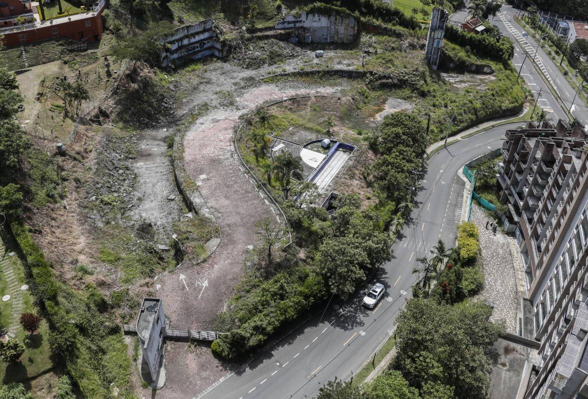 El lote donde estaba la urbanización permanece bajo el imperio de la maleza. Foto Robinson Sáenz