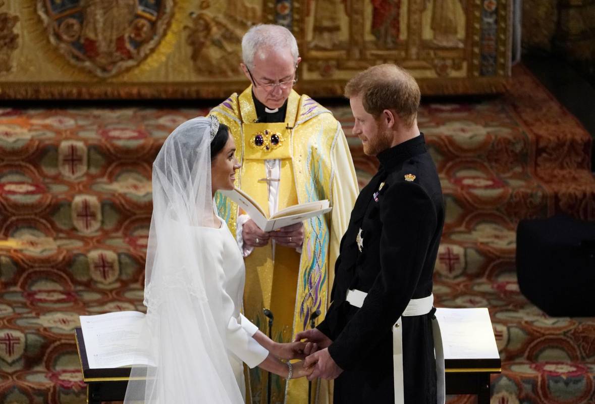 El príncipe Enrique y Meghan Markle, ahora duques de Sussex, se subieron a un coche de caballos con el que recorrieron las principales calles de la localidad de Windsor (Gran Bretaña), en cuya capilla de San Jorge tuvo lugar el sonado matrimonio. FOTO AFP