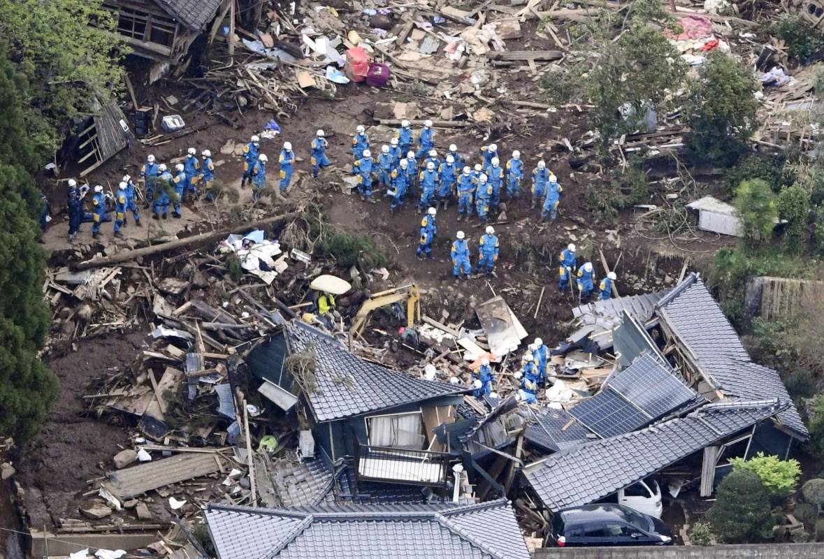 Este segundo terremoto ha ocasionado hasta ahora 30 muertos y unos dos millares de heridos de diversa consideración, según el Gobierno japonés, que ha desplegado un contingente de 15.000 efectivos de las Fuerzas de Autodefensa para tareas de rescate que podría ampliarse a 20.000.
