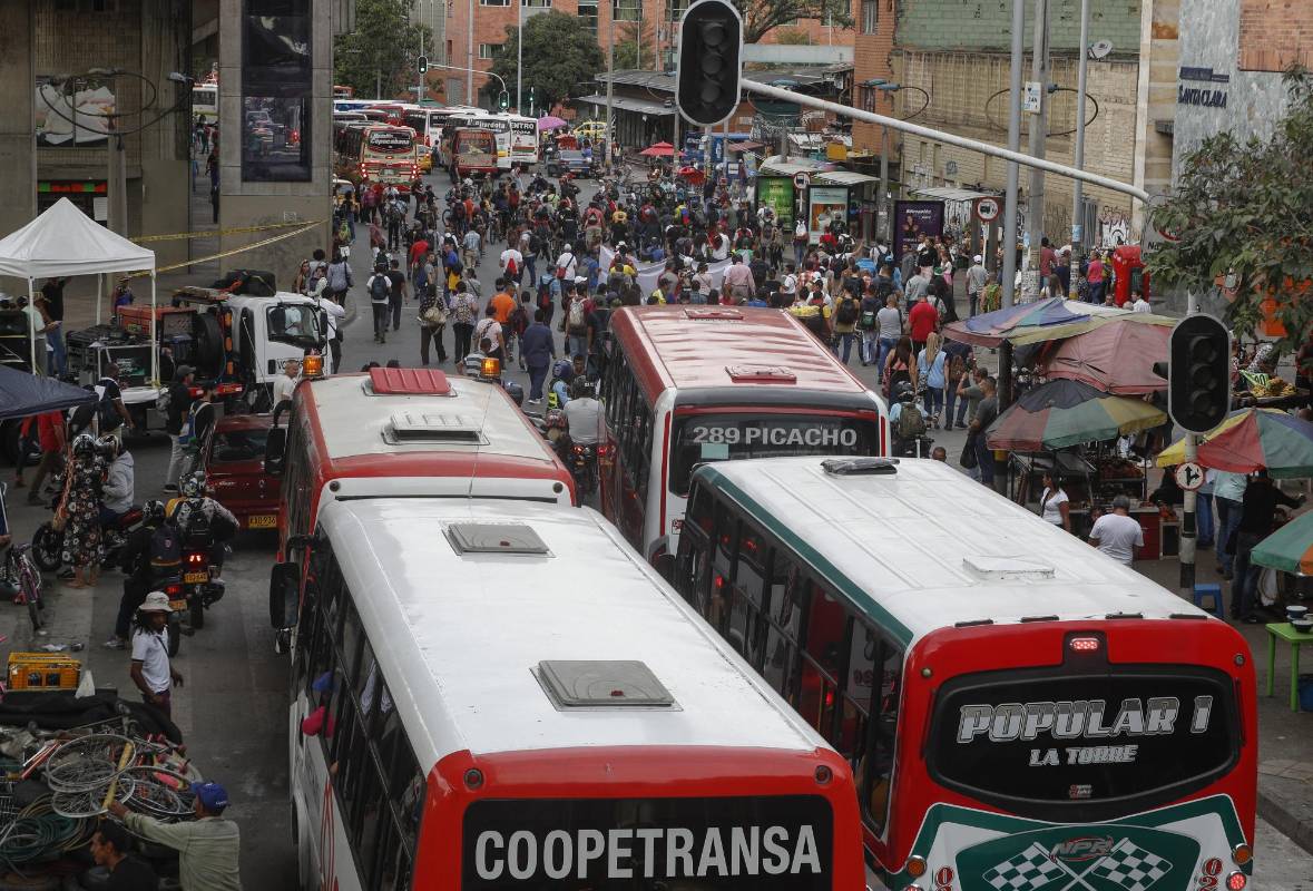 Cánticos en rechazo al gobierno Nacional y al accionar del Esmad se entonaron en los marchantes en el recorrido por el centro de Medellín. Foto: Manuel Saldarriaga Quintero