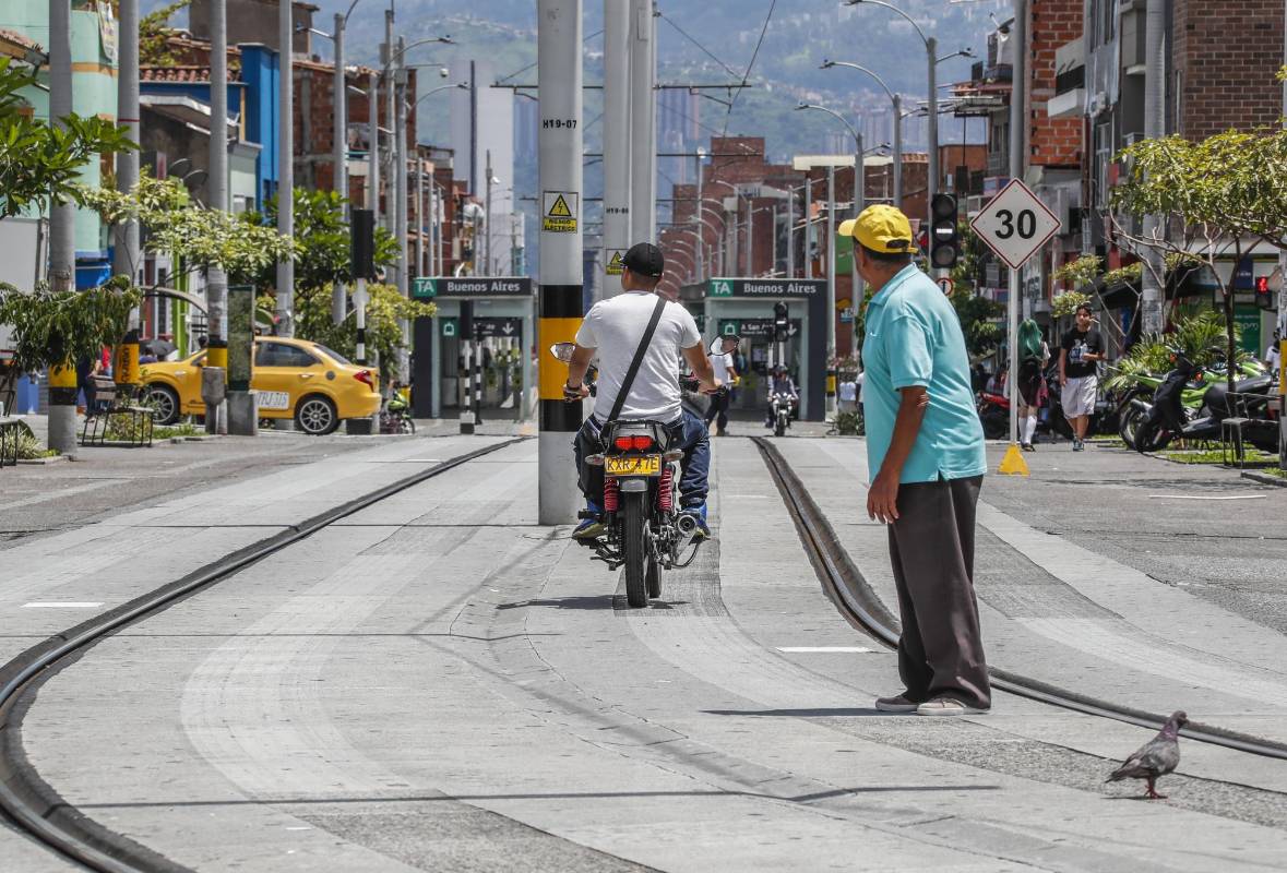 Motos invaden la vía exclusiva del Tranvía de Ayacucho, carrera 29 con calle 49 Buenos Aires. Foto: Róbinson Sáenz
