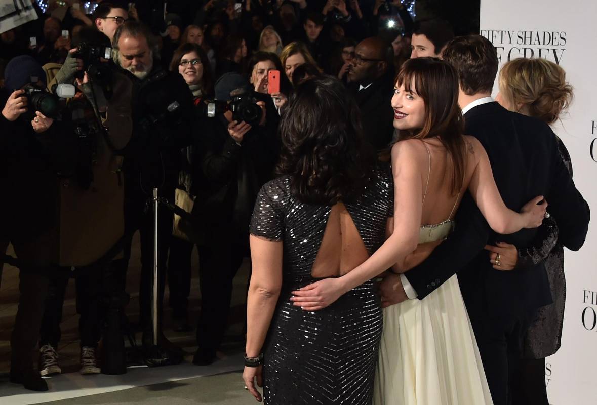 Director y protagonistas posan para los fotógrafos antes del estreno británico de “Cincuenta sombras de Grey” en el centro de Londres, el 12 de febrero de 2015. FOTO AFP