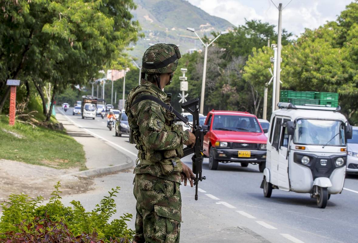 Vías principales como la Regional y Las Vegas, aledañas a las estaciones del metro, tuvieron un refuerzo de seguridad con militares y carabineros. FOTOS JUAN ANTONIO SÁNCHEZ