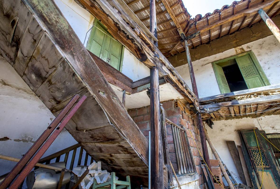 Las estructuras en madera, así como el piso de la segunda planta están debilitados. Foto Juan Antonio Sánchez Ocampo