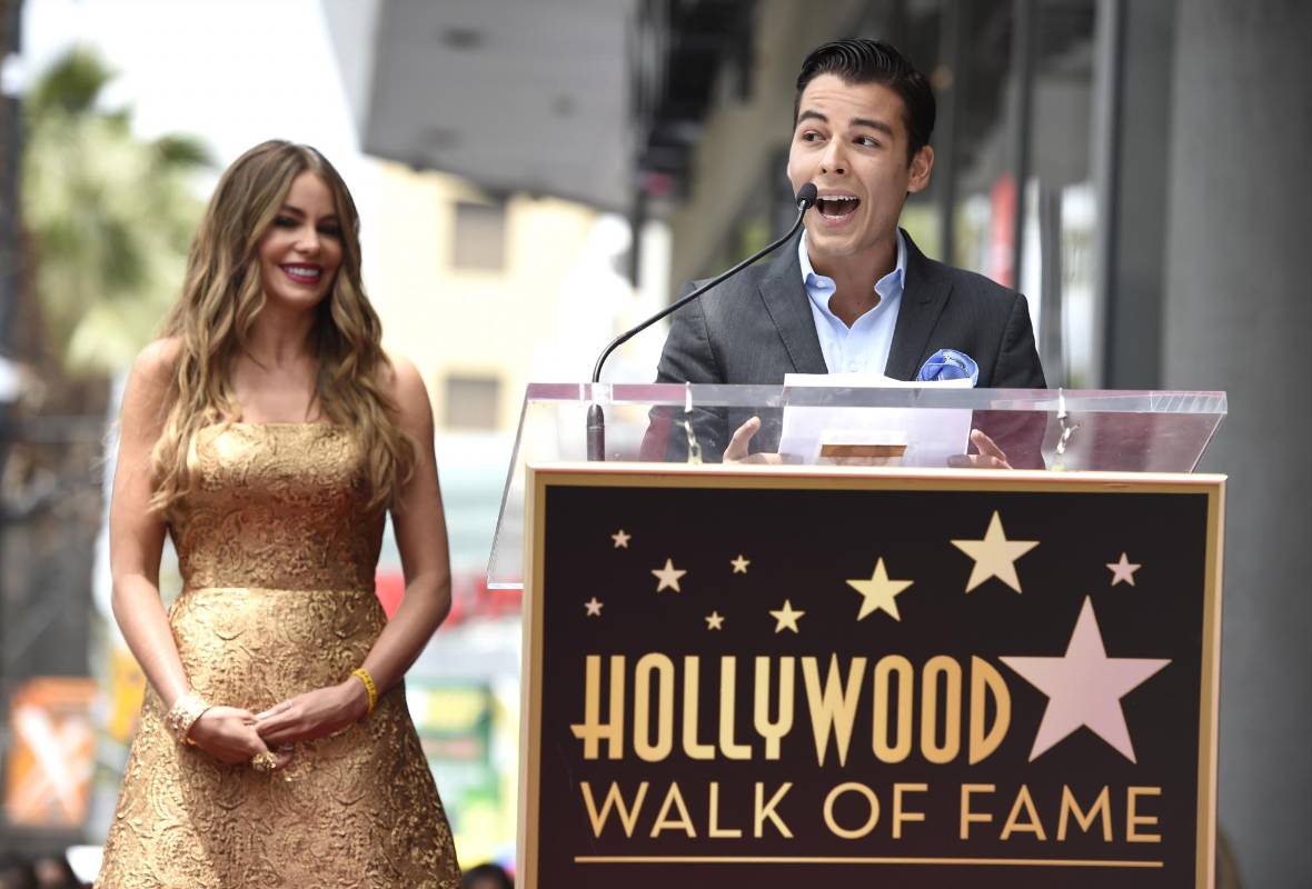 Manolo González, su hijo, habló en la ceremonia. FOTO AP