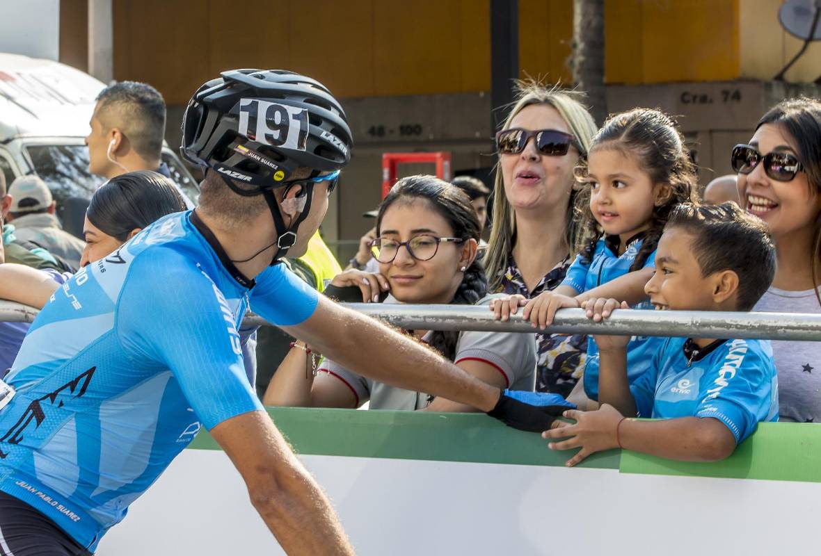 Hermosas postales dejó el desarrollo de la cuarta etapa del Tour Colombia 2.1 que se desarrolló en Medellín, un circuito de 139 kilómetros, que tuvo una masiva presencia de aficionados en cada uno de los puntos por donde transcurrió la fracción. FOTOS JUAN ANTONIO SÁNCHEZ Y MANUEL SALDARRIAGA