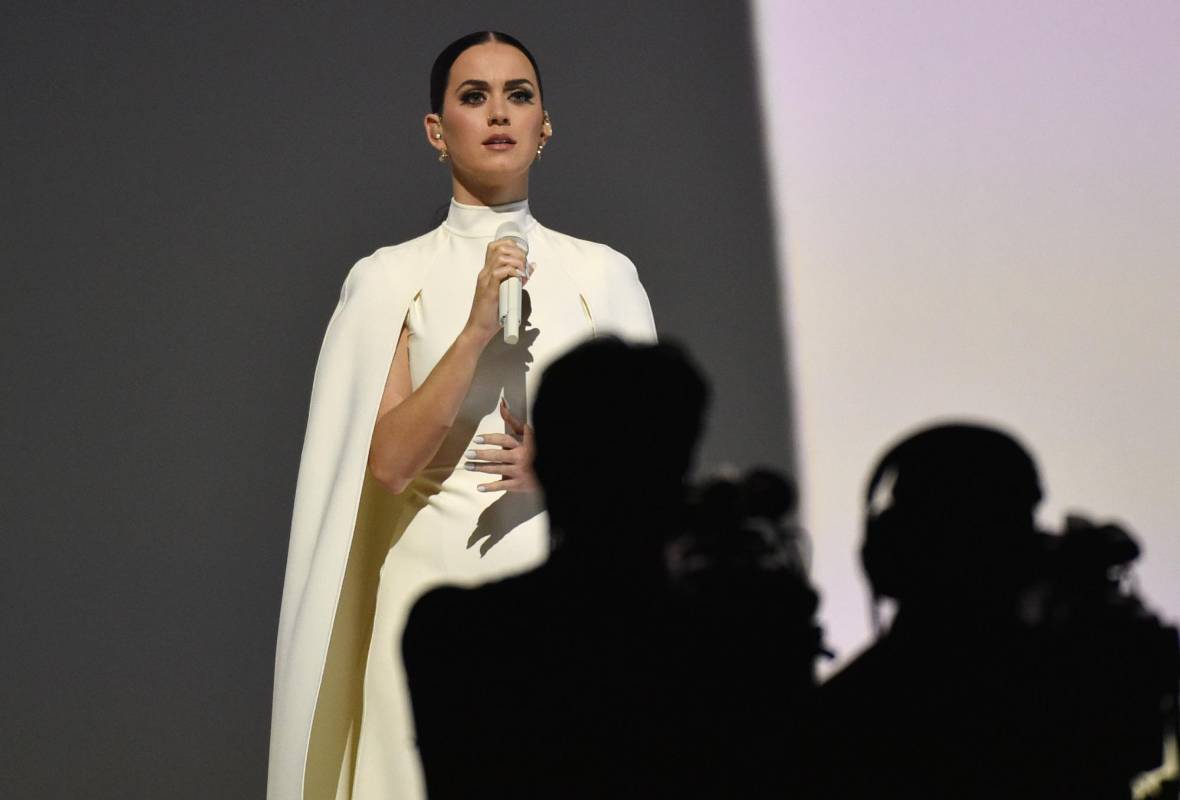 Katy Perry cantó luego de un gran discurso en contra de la violencia doméstica. FOTO AP