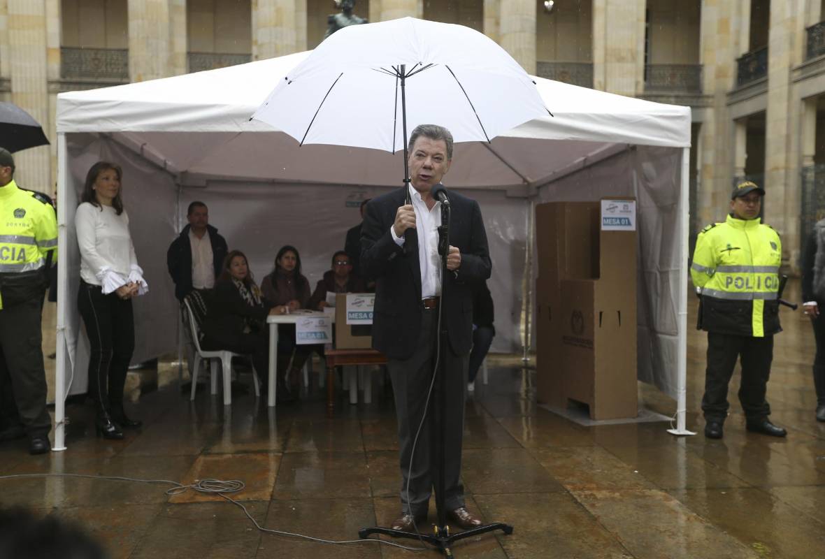 “Espero que los colombianos salgan a votar, a pesar de la lluvia, del mal tiempo en algunos lugares”, dijo el presidente colombiano, Juan Manuel Santos, después de votar en la mesa número uno, situada en el Capitolio Nacional, a pocos metros de la Casa de Nariño, sede del Gobierno. FOTO REUTERS