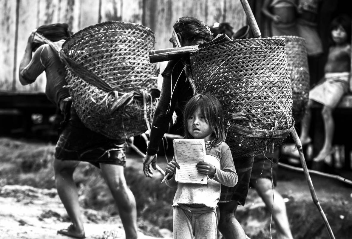 Cada día, 97 niños Emberá atraviesan selvas y ríos para asistir a clases en una zona rural. Foto: Manuel Saldarriaga Quintero.