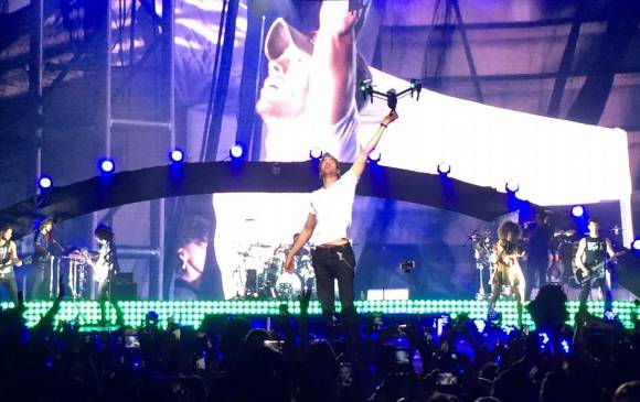 Pese a que se le aconsejó parar el concierto, el cantante español continuó durante otra media hora. FOTO AP