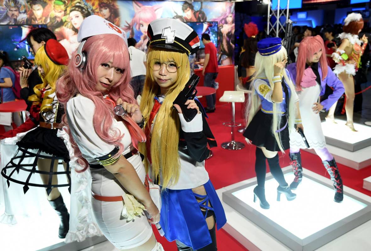 Modelos vestidas como los personajes de videojuegos posan en una cabina Tokyo Game Show 2016. FOTO AFP