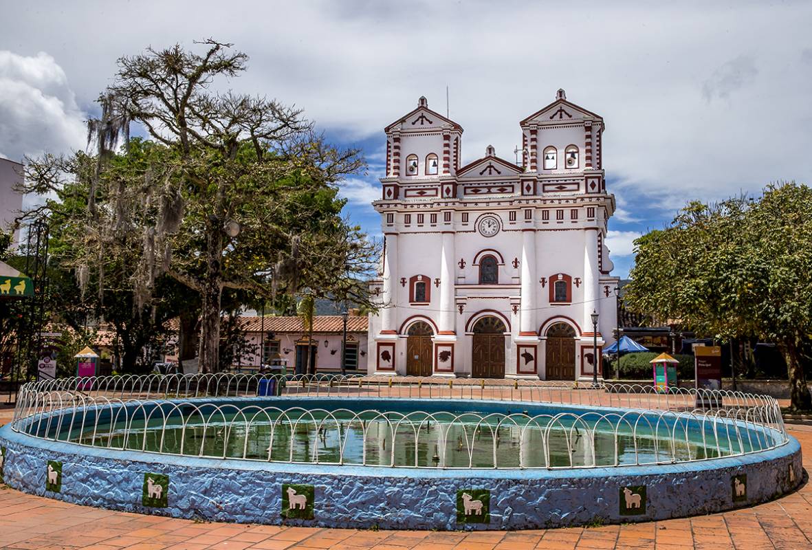 Las puertas de la Parroquia Nuestra Señora del Carmen de Guatapé, permanecen cerradas por culpa de la cuarentena. Foto Juan Antonio Sánchez Ocampo 
