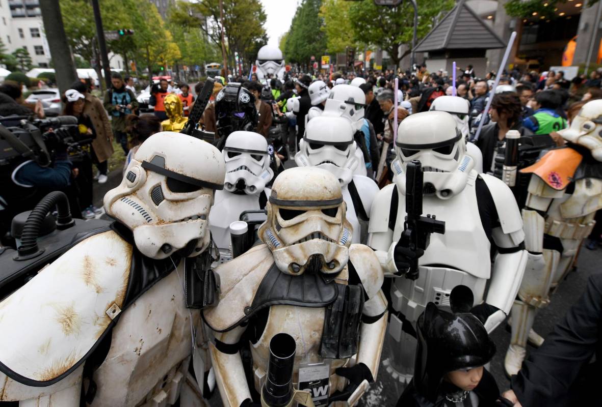La tradicional fiesta de Halloween despierta la creatividad en todos los rincones del mundo. Desde los macabros personajes típicos de películas de terror hasta los más osados que usan la actualidad como excusa para robarse todas las miradas. FOTO AFP