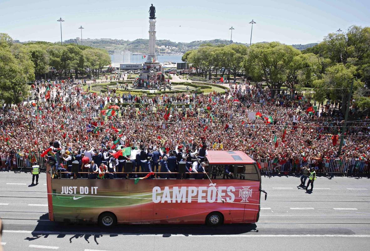 Miles de portugueses recibieron a la selección en Lisboa para festejar el primer título de Portugal, después de conquistar la Eurocopa al vencer a Francia por 1 a 0 en la prórroga. FOTO REUTERS