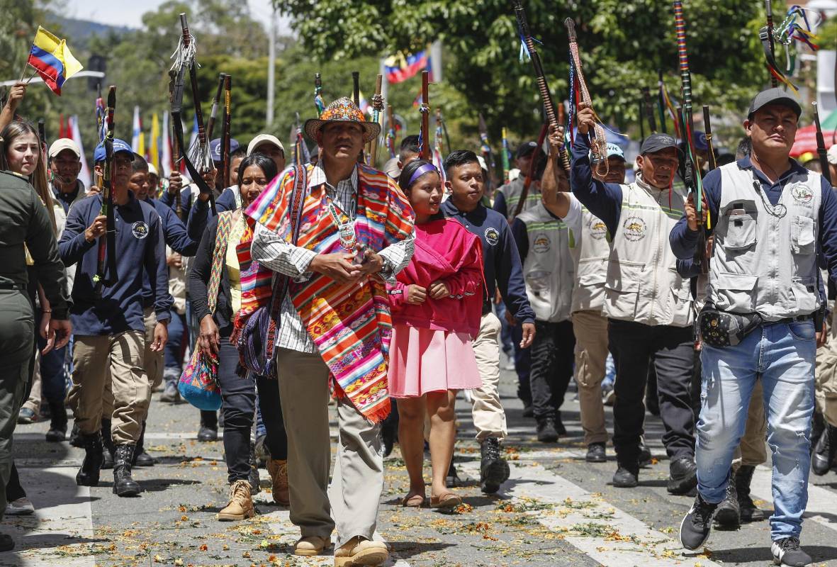La fiesta de independencia colmó la carrera 70 de Medellín, las Fuerzas Militares, los cuerpos de rescate y los indígenas compartieron con la gente que se volcó a las calles. Foto: Manuel Saldarriaga Quintero.