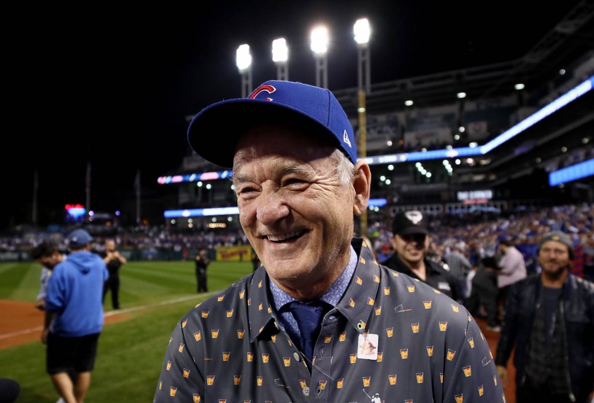 El actor Bill Murray fue uno de los aficionados que celebró la victoria de los Cachorros en el Wrigley Field. FOTO AFP
