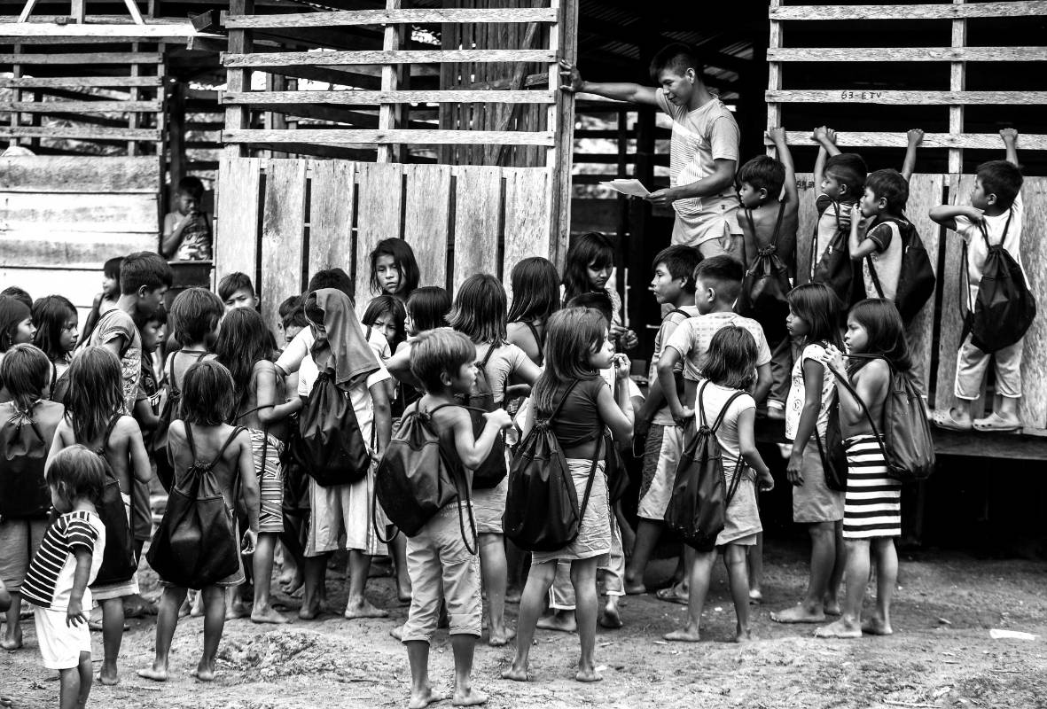Cada día, 97 niños Emberá atraviesan selvas y ríos para asistir a clases en una zona rural. Foto: Manuel Saldarriaga Quintero.