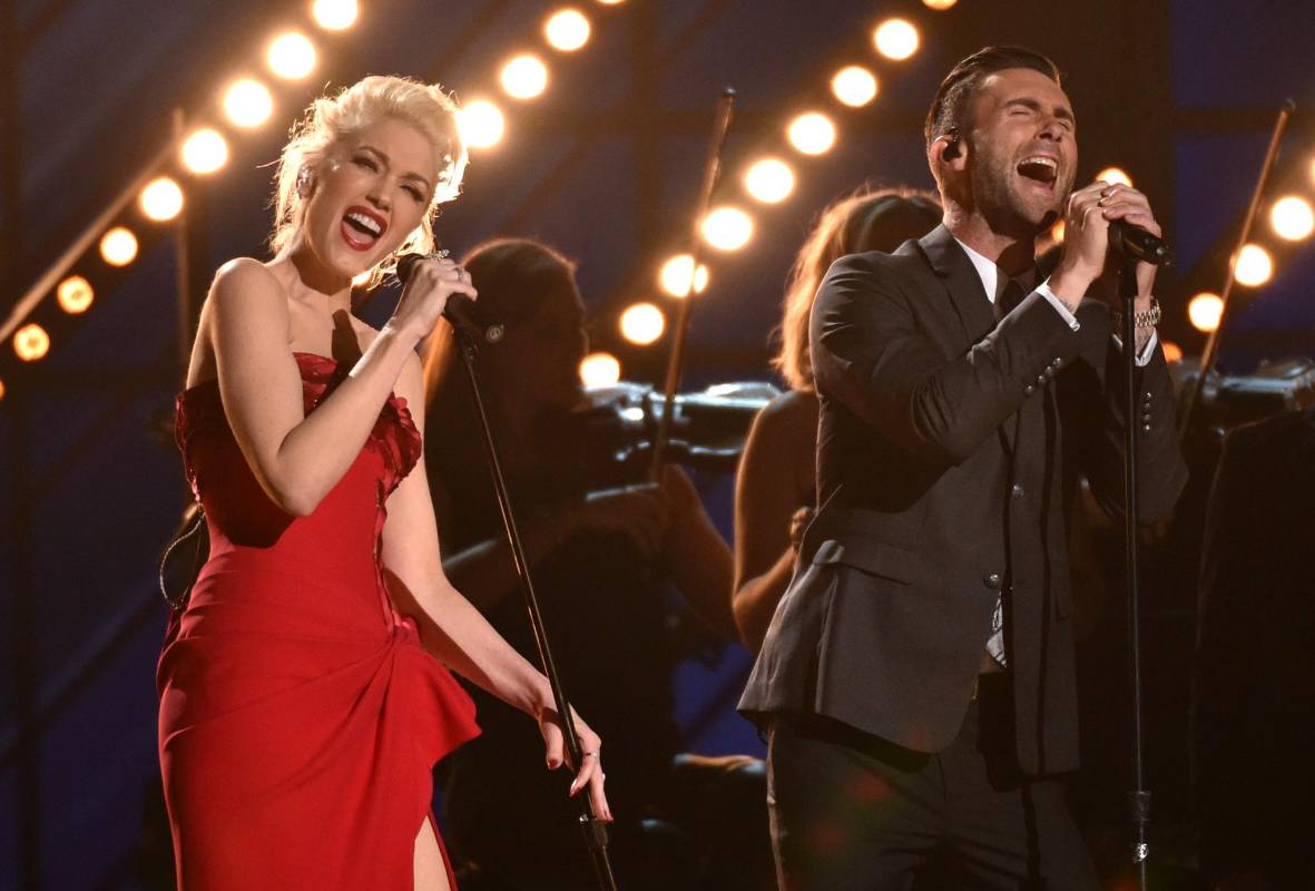 Gwen Stefani y Adam Levine por primera vez juntos en Los Grammy. FOTO AP