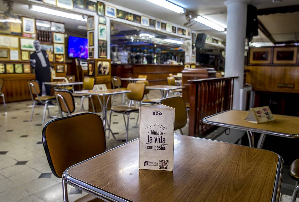 El bar ha sobrevivido a la depresión de Guayaquil en los 70, la construcción del metro que duró cerca de siete años, a la época de la violencia de los 90, a dos incendios y a las múltiples reformas de la zona, entre ellas la construcción del paseo Bolívar. Pero el nuevo coronavirus es el más difícil. Foto Juan Antonio Sánchez Ocampo