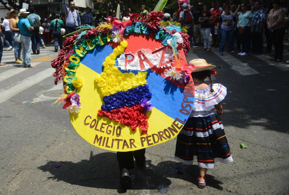 “Este evento permite que las nuevas generaciones mantengan el legado, pues siembra las tradiciones en los niños y sirve de conexión con su ancestros”, dijo a periodistas el director del desfile, Gustavo Ortega. FOTO AFP