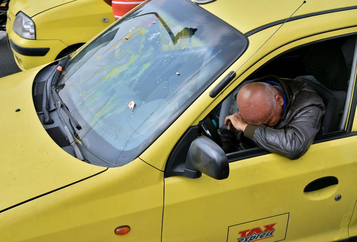 Los taxistas pretendían que otros conductores pararan sus labores para que se unieran a la protesta. FOTO AFP