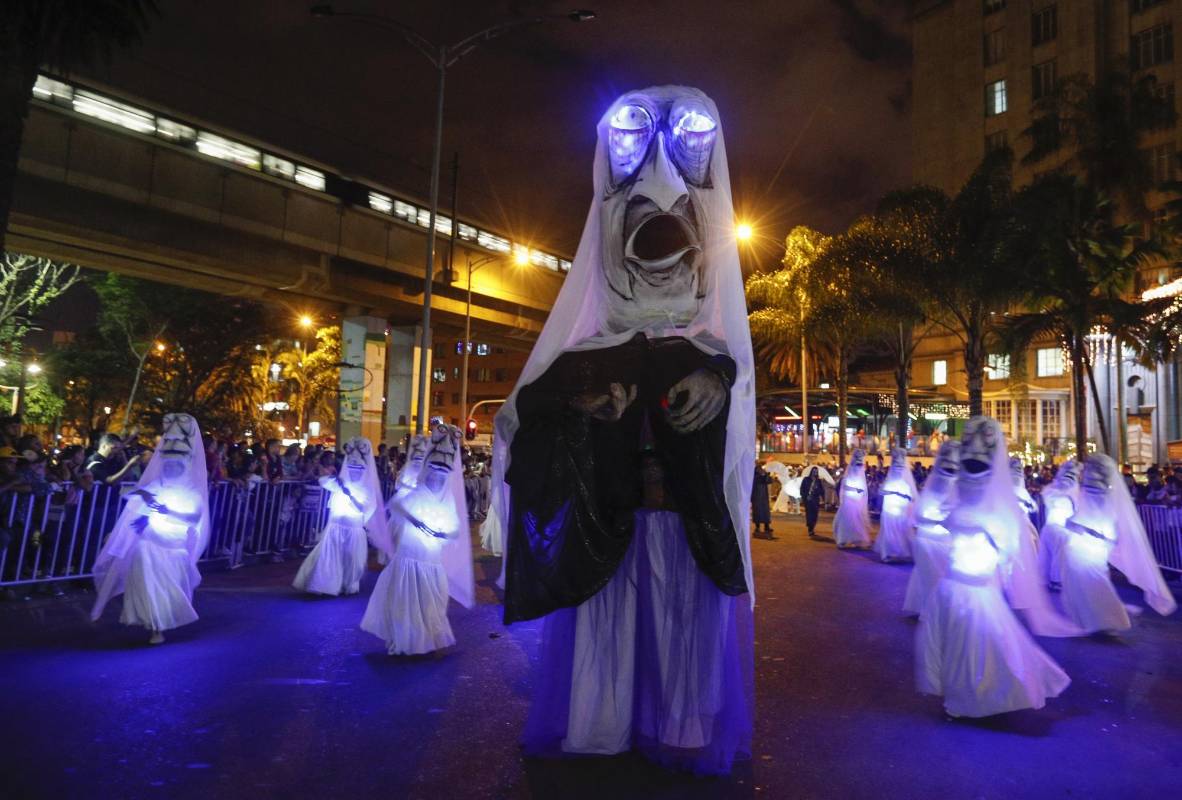 La llorona, el cura sin cabeza, la patasola y otros mitos y leyendas hacen parte del tradicional desfile en la ciudad de Medellín, que es considerado patrimonio cultural inmaterial de Latinoamérica. Foto: Manuel Saldarriaga Quintero