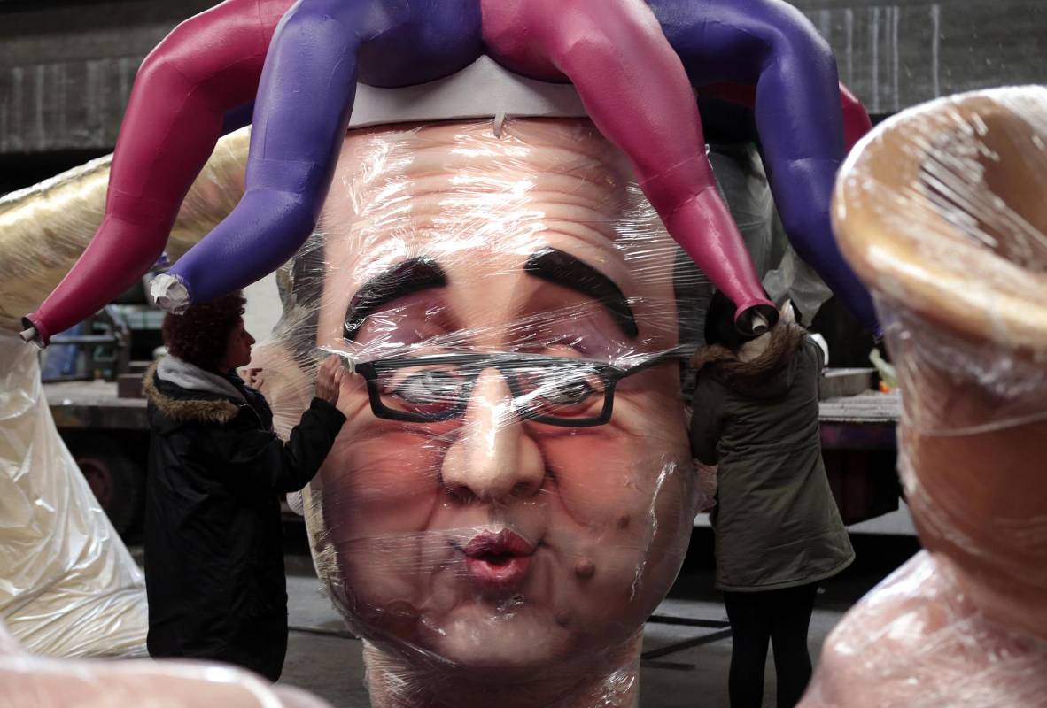 La gente pone los detalles finales en la figura gigante del presidente de Francia, François Hollande, durante las preparaciones para el carnaval de Niza que llega a su edición 131. Foto: Reuters.