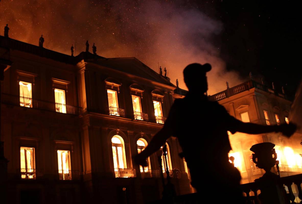 Un enorme incendio devoró este domingo los 200 años de historia del Museo Nacional de Rio de Janeiro, una de las joyas culturales más preciadas de Brasil, con un acervo de más de 20 millones de valiosas piezas. FOTO REUTERS